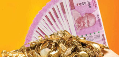 Customer receiving professional gold selling service